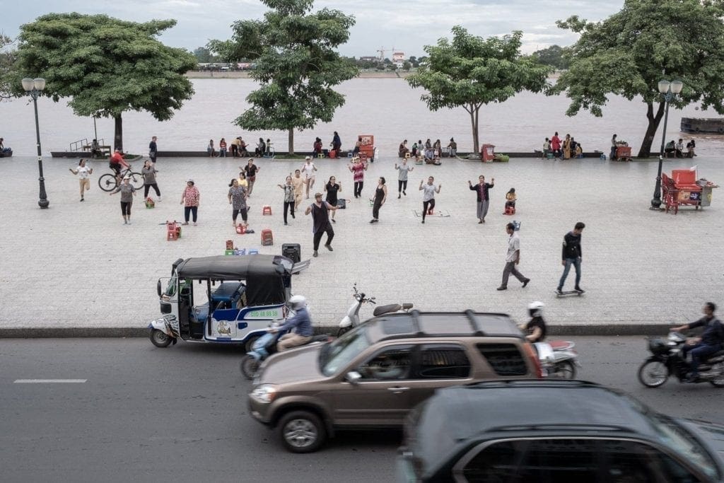 Ginnastica libera a Riverside, Phnom Penh | ©2019, Gabriele Orlini