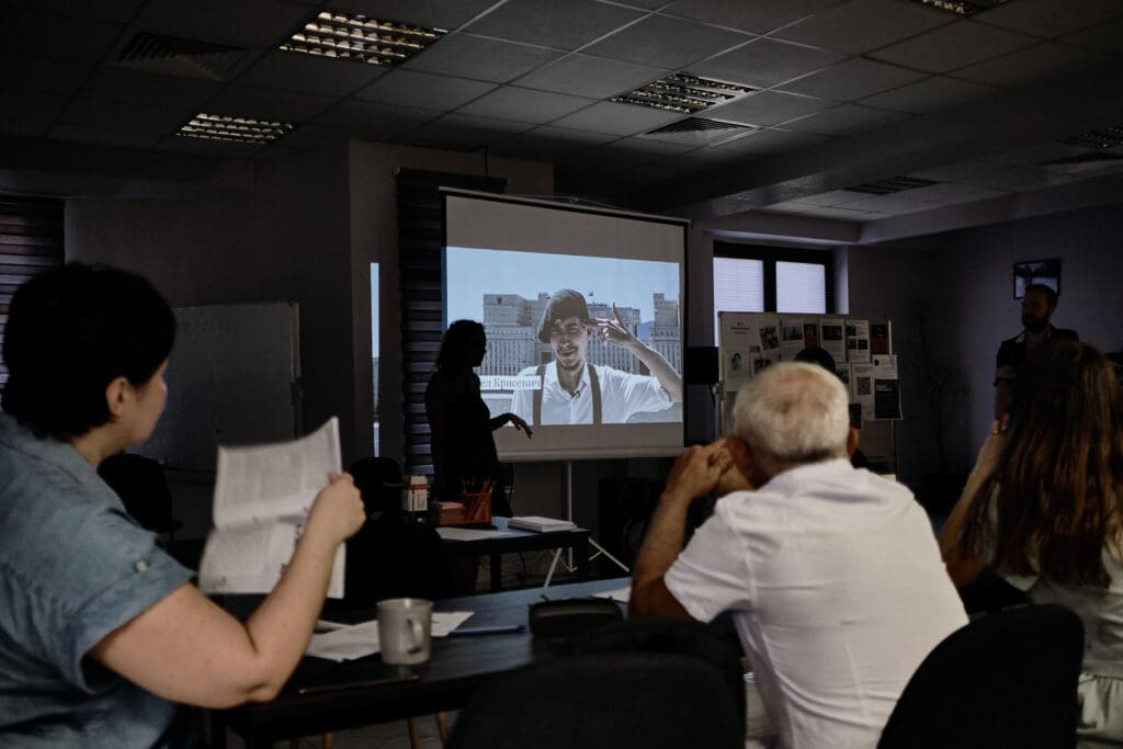 Attivisti e cittadini russi si riuniscono in uno spazio di coworking per raccontare le storie di prigionieri politici - Tbilisi, Agosto 2023