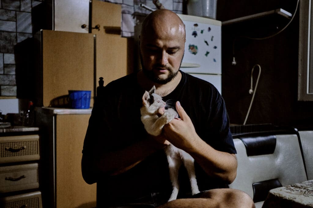 Denis, durante l’intervista nel portico del suo appartamento - Tbilisi, Agosto 2023